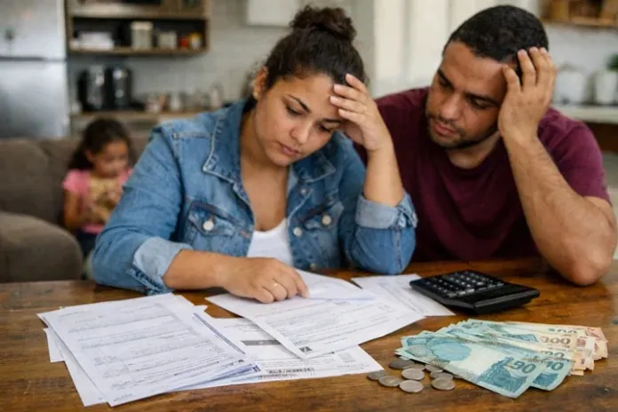 Endividamento dispara e atinge 81,6% das famílias brasileiras e expõe crise do crédito no país