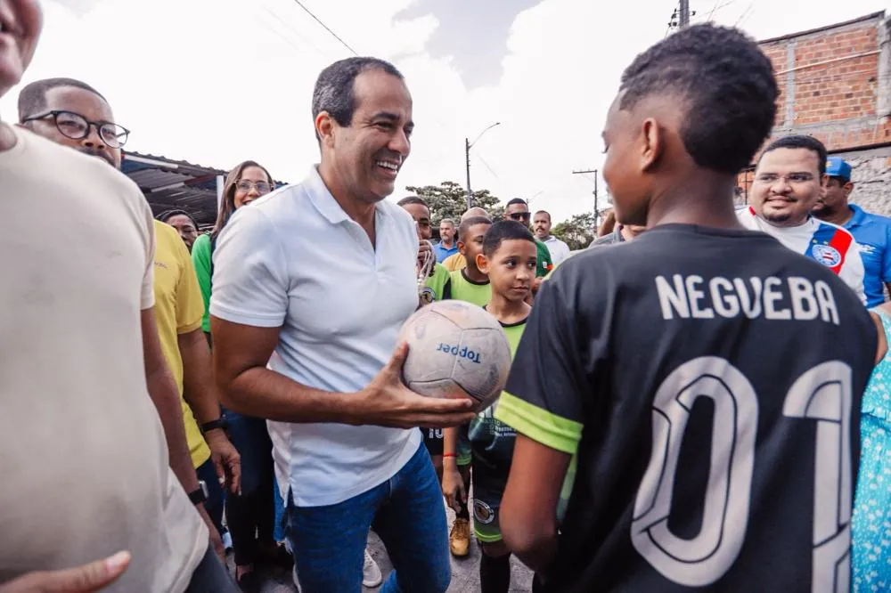 No embalo da Copa do Mundo, Bruno Reis inaugura o centésimo campo sintético e amplia legado esportivo em Salvador